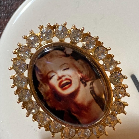 Unique Marilyn Monroe Statement Goldtone Earrings - Picture 2 of 10